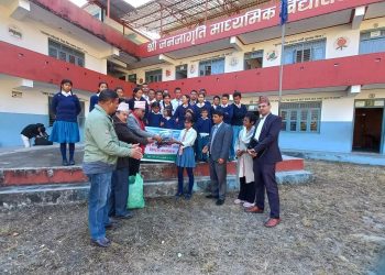 सराङ्गकोट बहुउद्देश्यीय सहकारी द्धारा विद्यार्थीलाई न्यानो कपडा वितरण