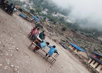 विद्यालयमा भल पसेपछि विद्यार्थी चौरमा