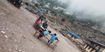 विद्यालयमा भल पसेपछि विद्यार्थी चौरमा