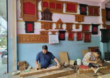 काष्ठकला उद्योगबाट जीवन धान्दै कपाली दम्पती