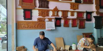 काष्ठकला उद्योगबाट जीवन धान्दै कपाली दम्पती