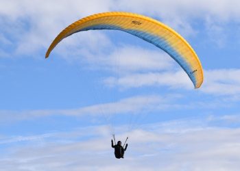 पोखरामा प्याराग्लाइडिङ शुल्क बढ्यो