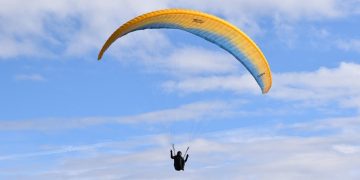 पोखरामा प्याराग्लाइडिङ शुल्क बढ्यो