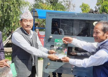 विद्यालयलाई वन वातावरण सम्बन्धी पाठ्यसामग्री प्रदान
