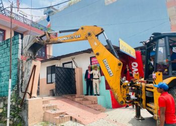 पोखरा महानगरले मापदण्ड बाहिरका संरचनामा चलायो डोजर