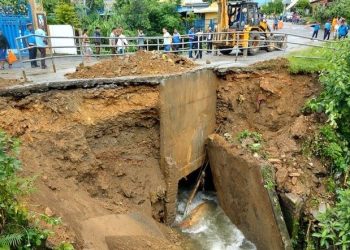 अतिक्रमणमा परेको फिर्केखोला पुल भासियो