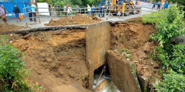 अतिक्रमणमा परेको फिर्केखोला पुल भासियो