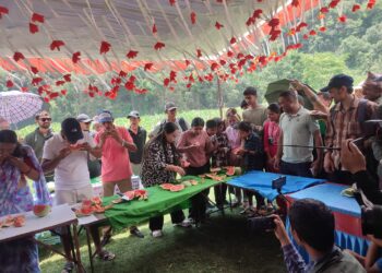 पोखरामा तर्बुजा खाने प्रतिस्पर्धा
