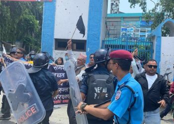 पोखराका सहकारी पीडितले प्रधानमन्त्री प्रचण्डलाई देखाए कालोझण्ड