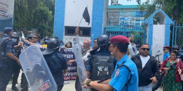 पोखराका सहकारी पीडितले प्रधानमन्त्री प्रचण्डलाई देखाए कालोझण्ड