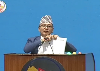 राजेन्द्र लिङ्देनले रोष्ट्रममै च्याते भौतिक पूर्वाधार मन्त्रालयको बजेट पुस्तिका