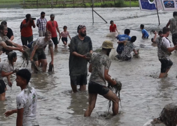 असारे रोपाई महोत्सवमा रमाउदै विदेशी पर्यटक