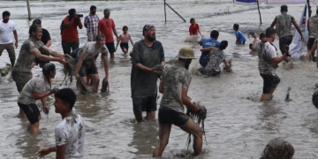 असारे रोपाई महोत्सवमा रमाउदै विदेशी पर्यटक