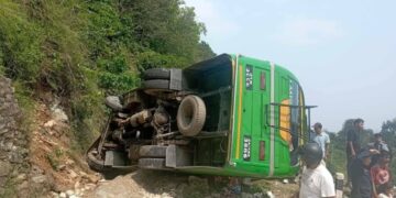 पोखराको शान्ति स्तुपा नजिकको सडकमा बस दुर्घटना