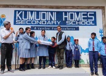 कुमुदिनीद्वारा हिमालयन र बाराही प्रा.वि.का विद्यार्थीलाई पोशाक हस्तान्तरण