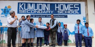 कुमुदिनीद्वारा हिमालयन र बाराही प्रा.वि.का विद्यार्थीलाई पोशाक हस्तान्तरण