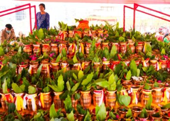 कोटिहोममा रहेका जलसहित कलश लैजादै भक्तजन