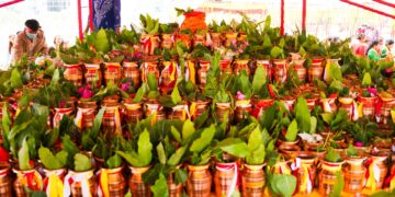 कोटिहोममा रहेका जलसहित कलश लैजादै भक्तजन