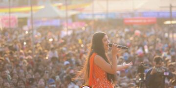 पोखरा महोत्सवको छैठौ दिन समीक्षा अधिकारी र साँझ लाइभ कन्सर्टमा दुर्गेशको प्रस्तुती दर्शकहरुलाई अफरै अफर