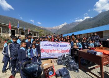 विद्यार्थीहरुलाई स्कुल पोशाक र शैक्षिक सामाग्री सहयोग
