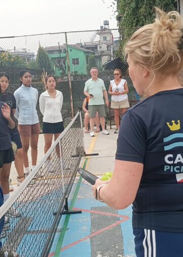 कुमुदिनीमा बेलायतबाट आएका प्रशिक्षकले दिए पिकल बल खेलको प्रशिक्षण